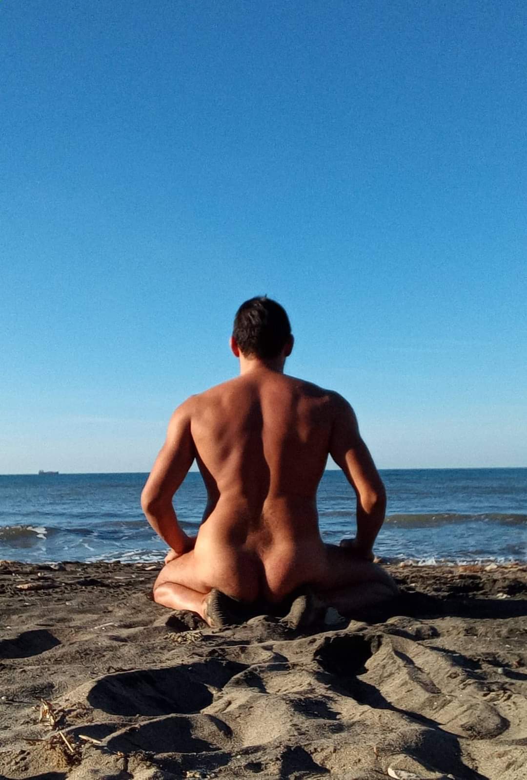 Erezione in spiaggia nudisti