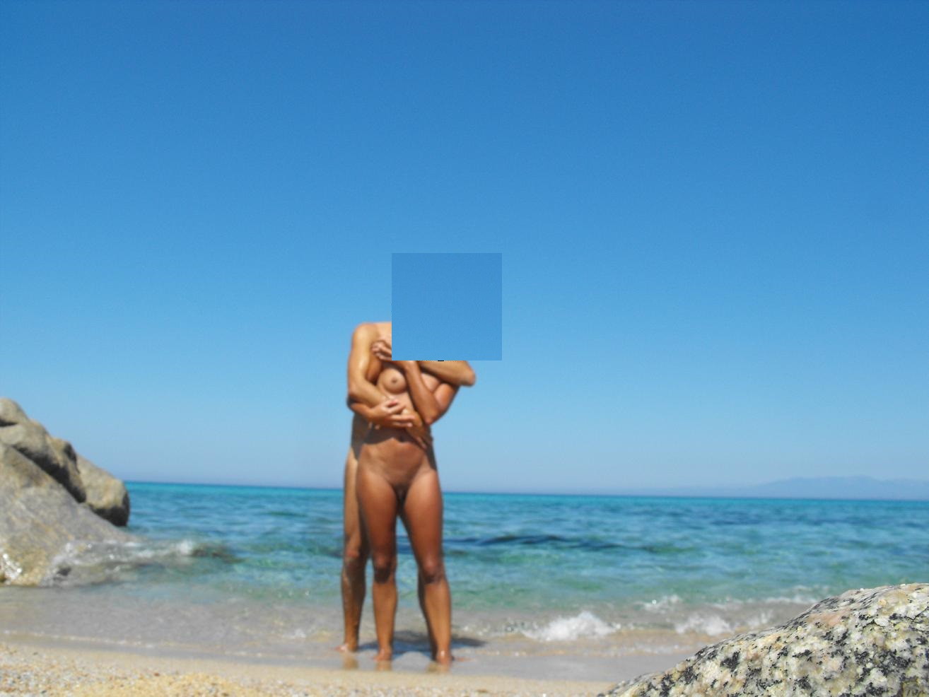 Erezione in spiaggia nudista